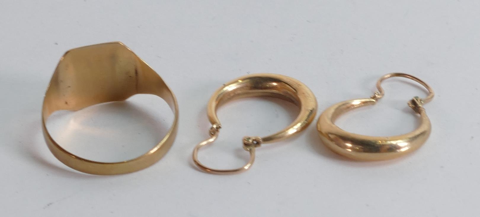 Hallmarked 9ct gold signet ring & pair 9ct earrings, gross weight 3.6g - Image 2 of 3