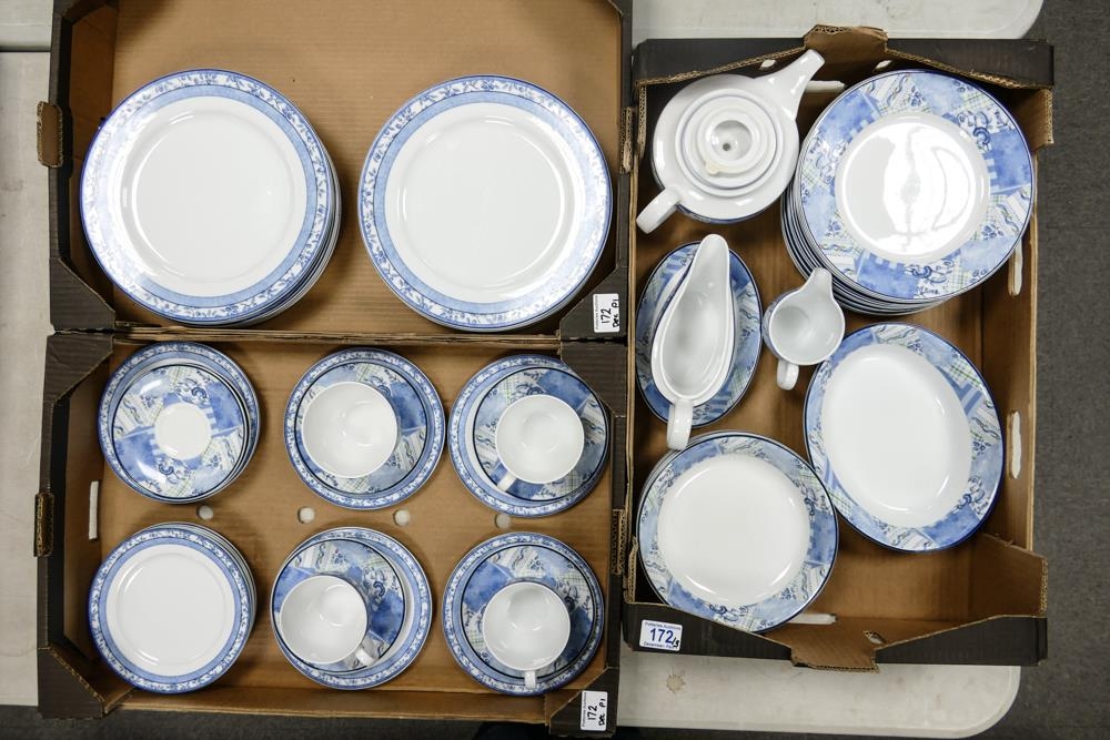 A large collection of Wedgwood Indigo patterned tea & dinner ware to include 12x dinner plates, 11 x