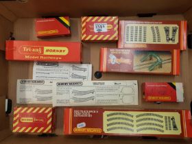 A collection of Hornby & Triang Hornby 00 gauge track accessories to include R.363 track pack D