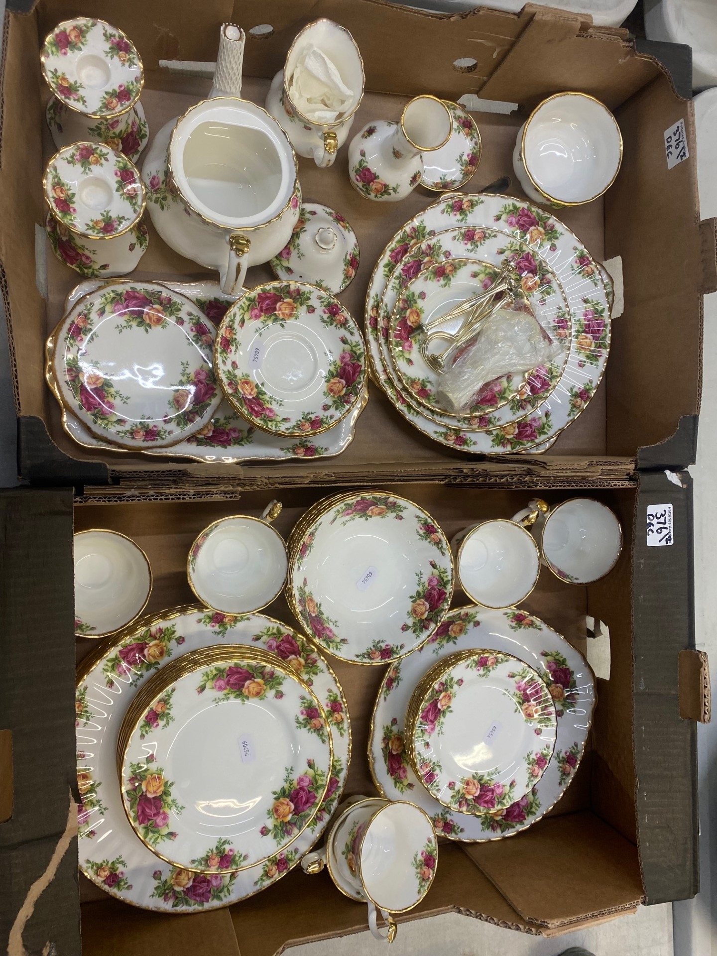 Royal Albert Old Country Roses pattern items to include 6 tea cups, 6 saucers, 8 side plates, 6