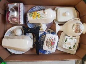 A mixed collection of ceramic items to include decorative wall plates, Paragon trinket box, unmarked