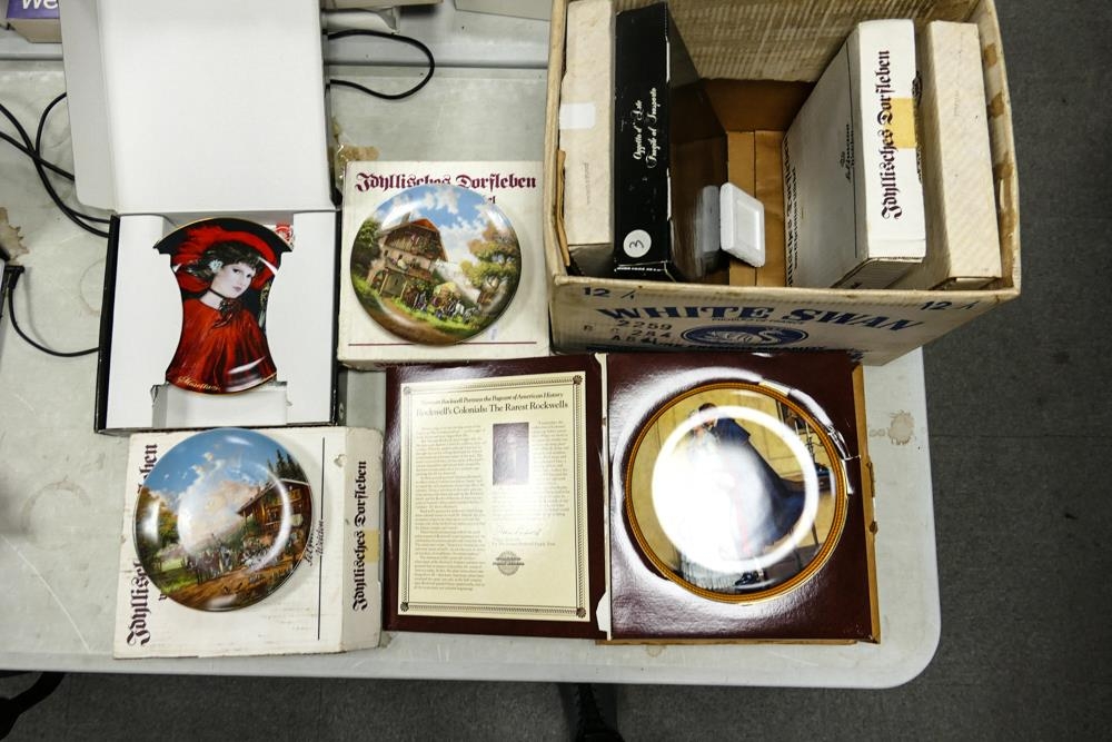 A collection of decorative boxed wall plates to include Norman Rockwell, Firenze Italia, Seltman