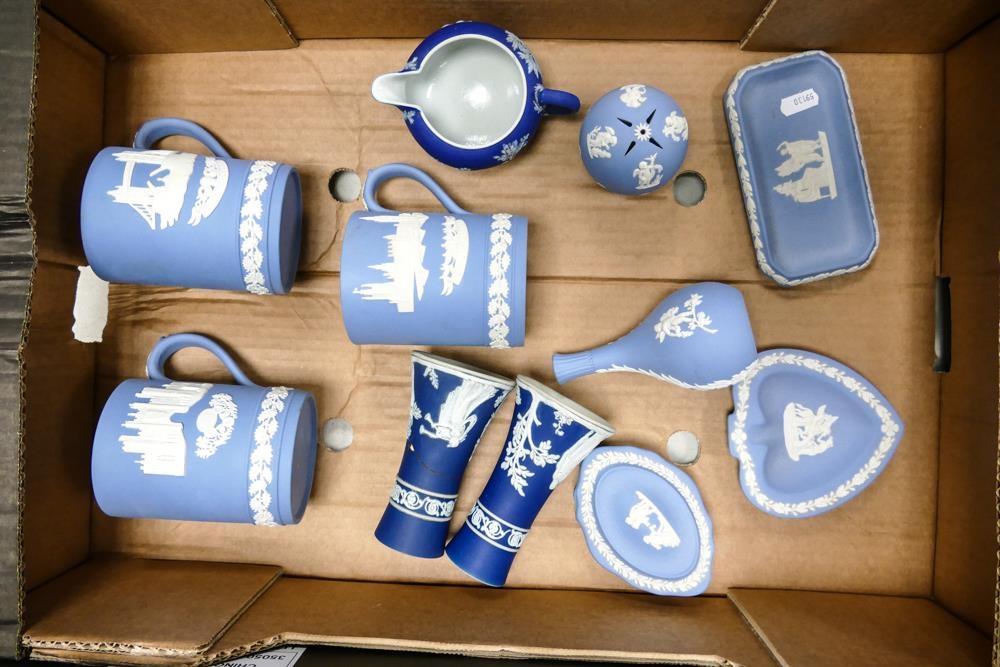 Wedgwood jasper ware to include tankards, pin dishes, milk jug, pot pourri ball etc ( 1 tray)