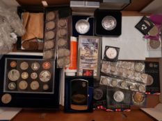 A collection of coins to include 2005 UK Proof set, 6 2012 London 5 Pound coins, diamond wedding