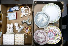A mixed collection of items to include Wedgwood wall plates, boxed Enesco figures, Claytondale