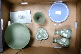 Wedgwood green jasper ware fruit bowl, pair of bud vases, blue jasperware plate etc ( 1 tray)