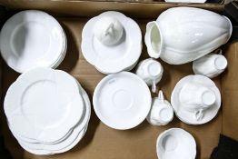 Shelley Dainty white tea and dinner ware to include 23 plates, 6 saucers, 4 cups & saucers etc (43