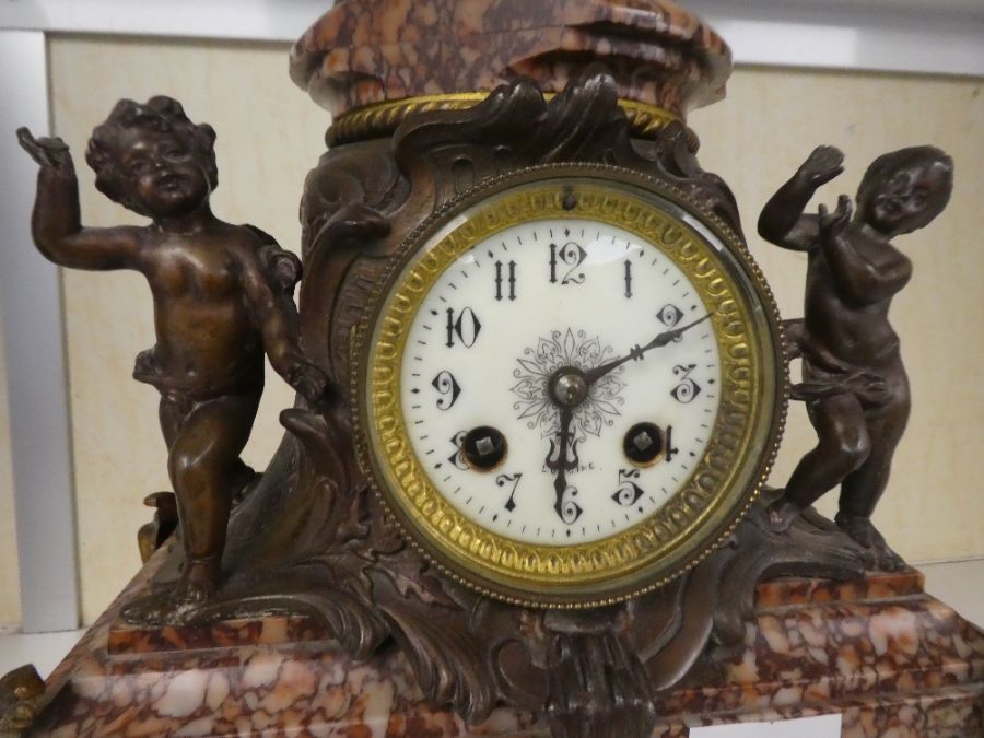 A late 19th century French marble mantle clock having Spelter figures of lady and cherubs, after Mor - Bild 5 aus 5