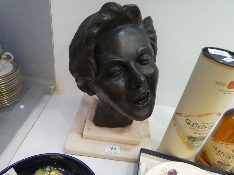 A bronze bust of female laughing on square alabaster base, unsigned, probably mid 20th century, 36cm - Bild 5 aus 7