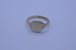 9ct yellow gold signet ring with rounded rectangular panel on stepped shoulders, size L, marked 375,