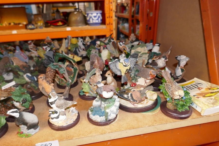 A large selection of resin figures mostly depicting British birds - Bild 3 aus 8