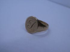 9ct yellow gold signet ring with oval panel inscribed T, size U, approx 4.0g