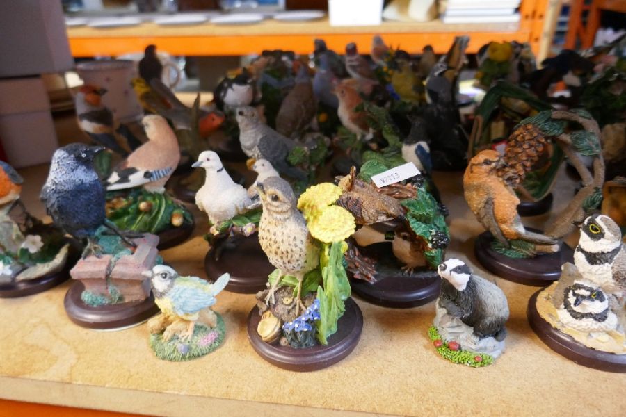 A large selection of resin figures mostly depicting British birds - Bild 6 aus 8