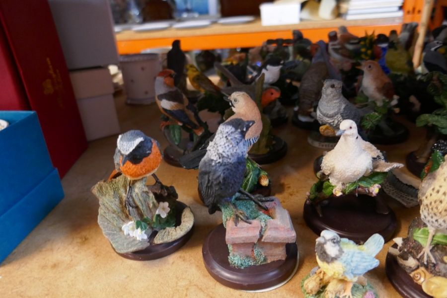 A large selection of resin figures mostly depicting British birds - Bild 7 aus 8