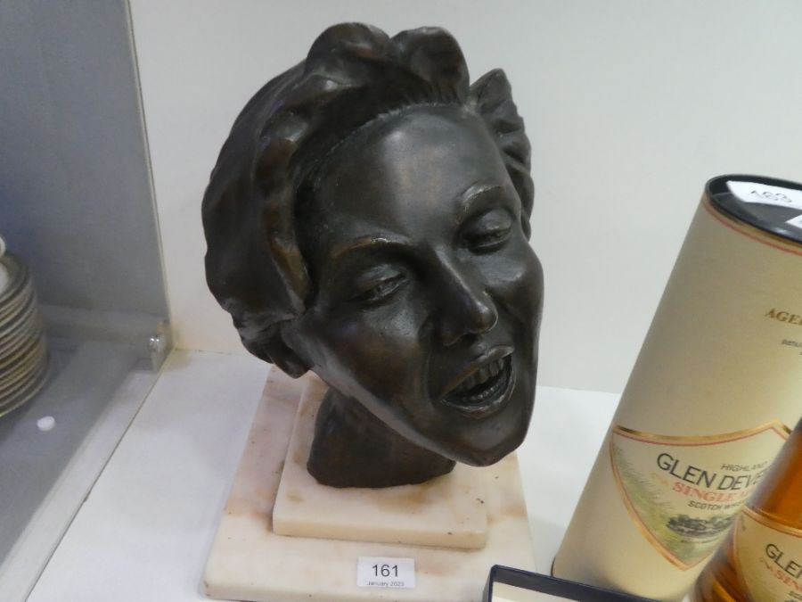 A bronze bust of female laughing on square alabaster base, unsigned, probably mid 20th century, 36cm - Bild 6 aus 7