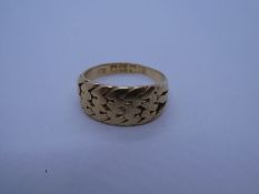 18ct yellow gold knot design ring, slightly worn, marked 18ct, size P, 6.0g approx