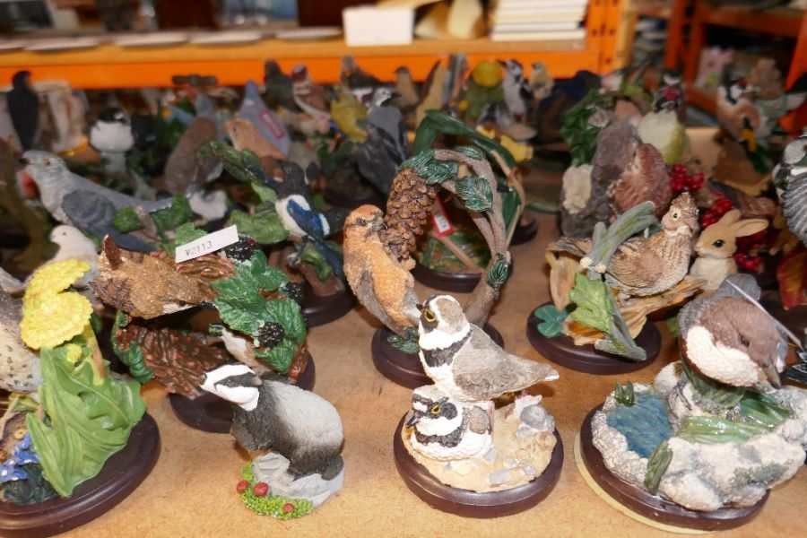 A large selection of resin figures mostly depicting British birds - Bild 8 aus 8
