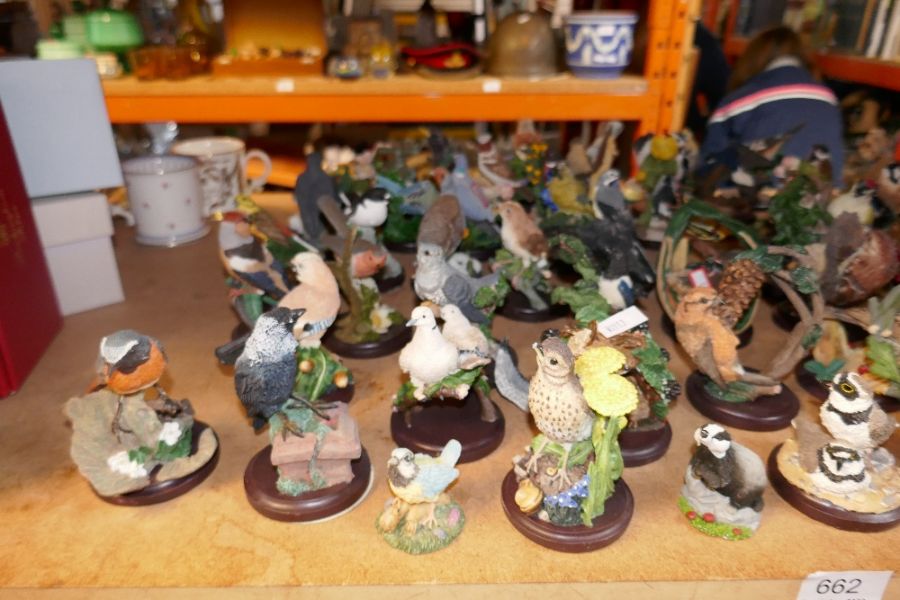 A large selection of resin figures mostly depicting British birds - Bild 2 aus 8