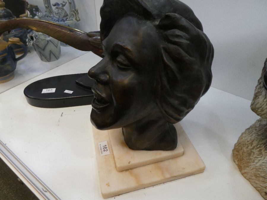 A bronze bust of female laughing on square alabaster base, unsigned, probably mid 20th century, 36cm - Bild 4 aus 7