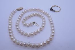 18ct gold ring AF, diamond chips to shoulders 1.5g approx, and 9ct gold clasp string of pearls