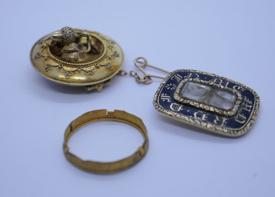 Antique yellow metal, possibly 18ct circular mourning brooch decorated applied acorn and leaf design - Image 5 of 12