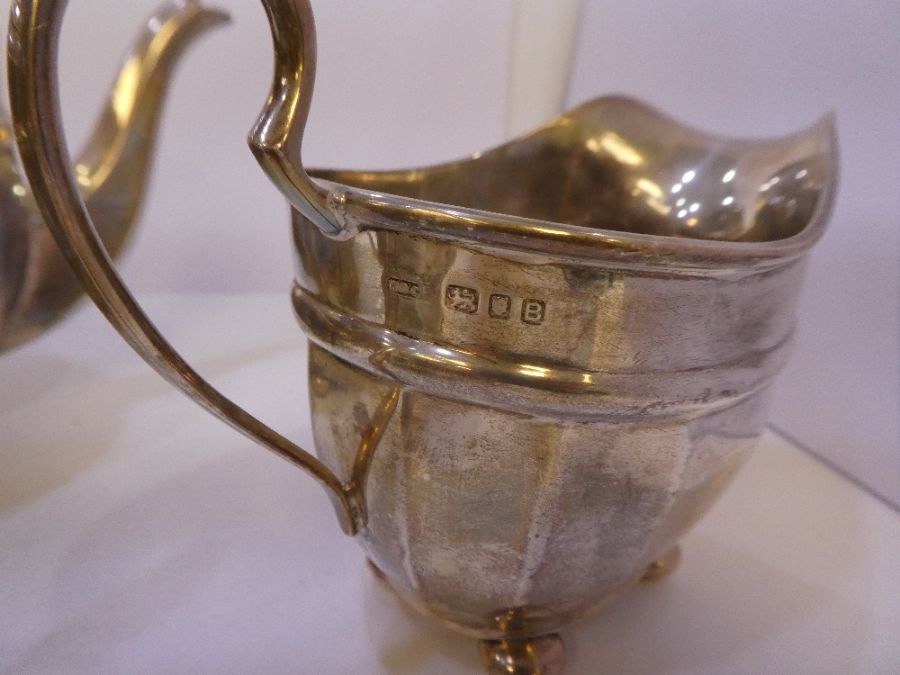 A London silver tea service by James Hardy and Co.  Comprising a teapot, sugar bowl and milk jug on - Image 4 of 7