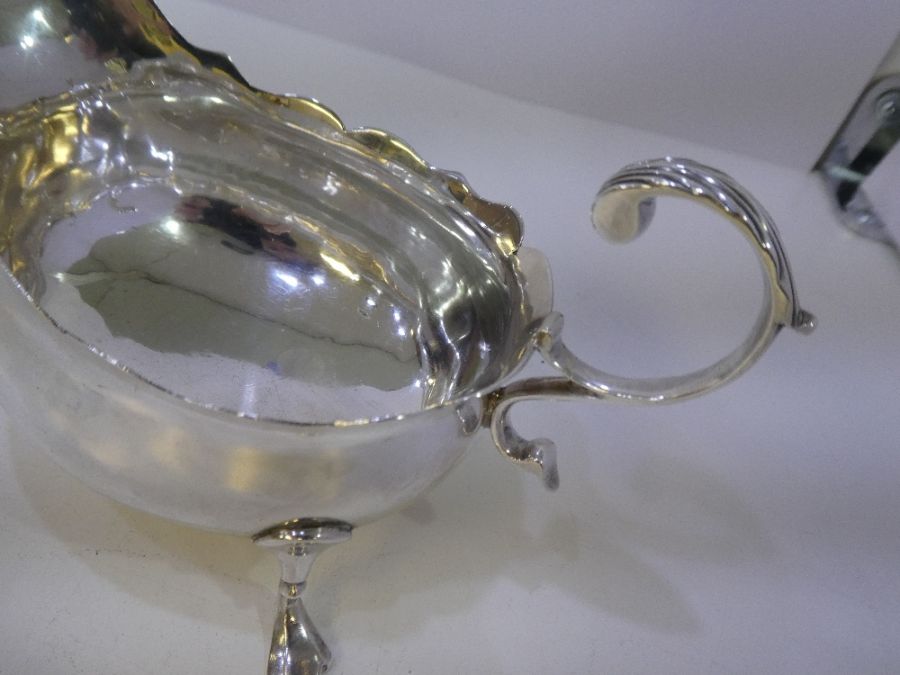 A Georgian silver sauceboat by Walter Brind, having a acanthus capped flying-scroll handle, scallope - Image 2 of 5