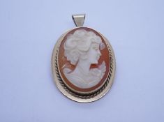 9ct yellow gold mounted cameo pendant/brooch depicting side profile of female bust, 3cm x 2cm, signe
