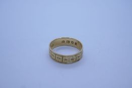 18ct yellow gold wedding band with engraved panel detail, marked 18 size K/L, 2.8g approx