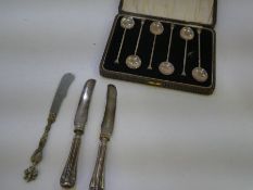 A cased set of silver William Suckling Ltd teaspoons, Birmingham 1925, two silver handled knives by