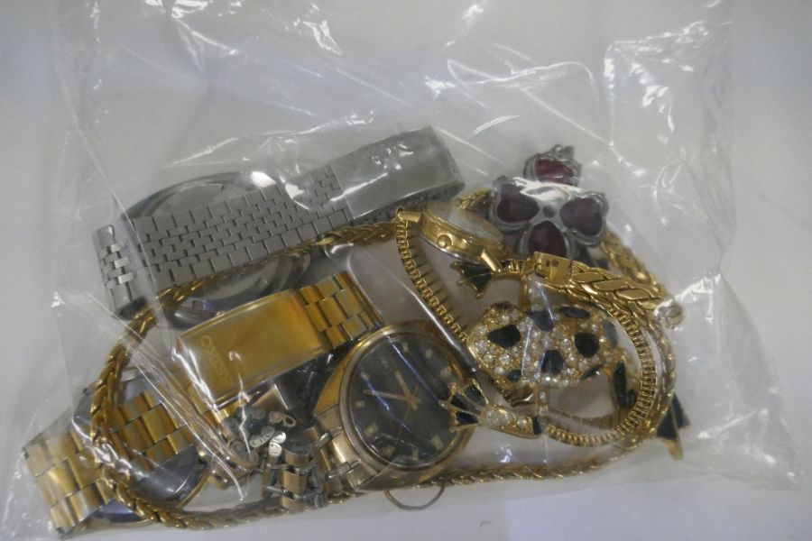 Bag of costume jewellery and wristwatches to include two Automatic Gents Retro Seiko watches, plus a - Image 2 of 2