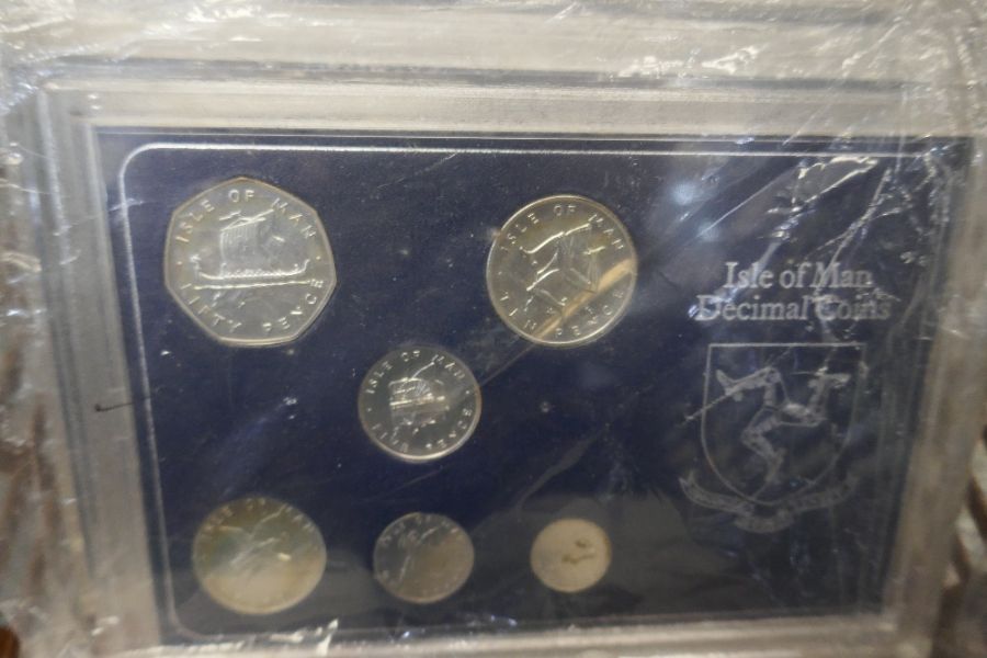 Silver proof coins and Mint coin sets including two Crowns of Isle of Man, Isle of Man Decimal coins - Image 3 of 5