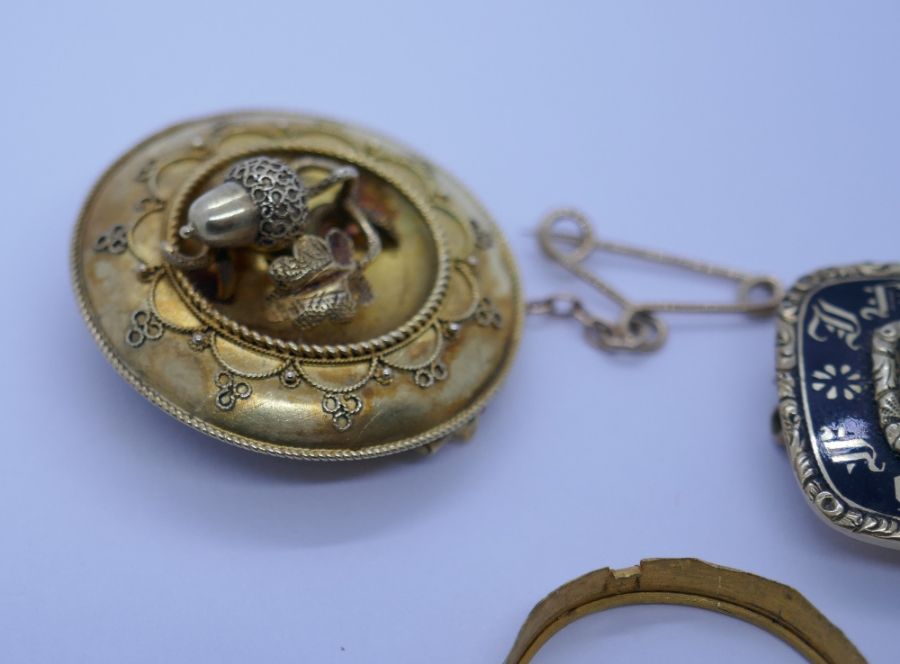 Antique yellow metal, possibly 18ct circular mourning brooch decorated applied acorn and leaf design - Image 6 of 12