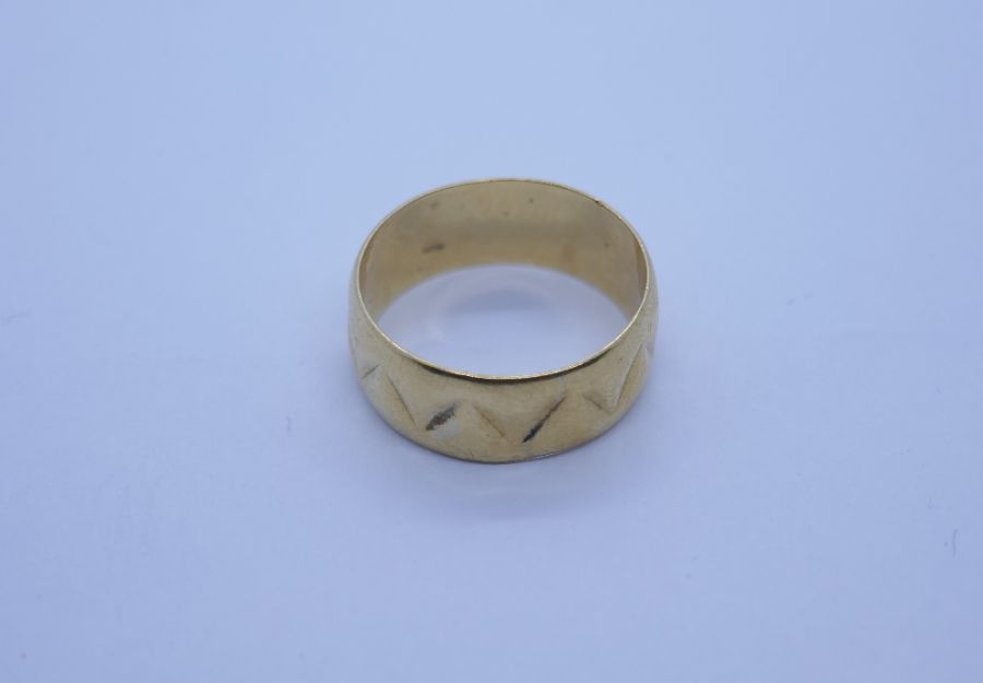 18ct yellow gold wedding band with zig-zag pressed decoration size L, marked 18, 4.33g approx - Image 2 of 2