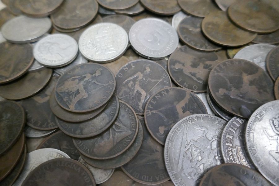 Mixed coinage containing GB coins including Charles II Crown 1672, Georgian and Victorian silver coi - Image 2 of 3