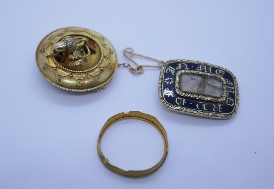 Antique yellow metal, possibly 18ct circular mourning brooch decorated applied acorn and leaf design - Image 10 of 12