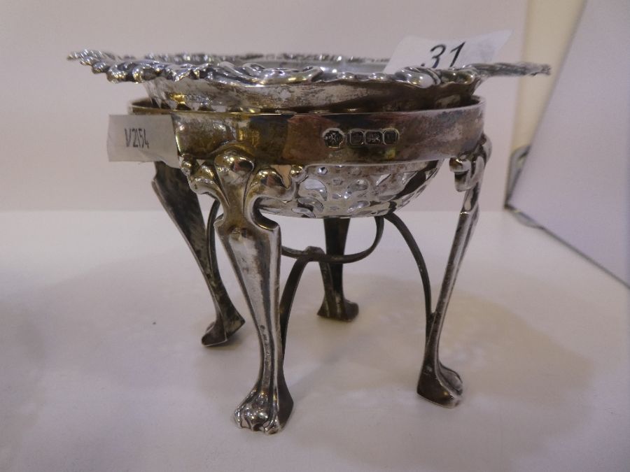 A novel Edwardian silver bon bon dish by William Hutton and Sons Ltd, with pierced floral rim, Sheff - Image 3 of 7