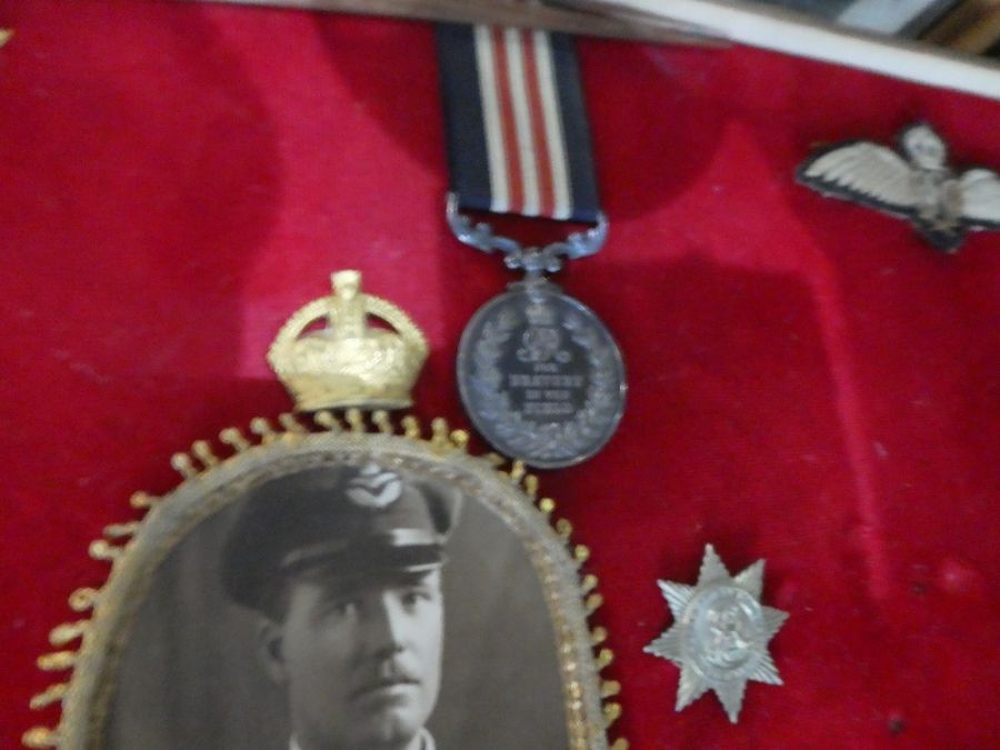 Of Military interest; a George V World War I medal for Bravery in the Field, military badges and eph - Image 4 of 4