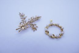 9ct yellow gold brooch in the form of fern leaves tied with a bow, marked 375 applied with 8 seed pe