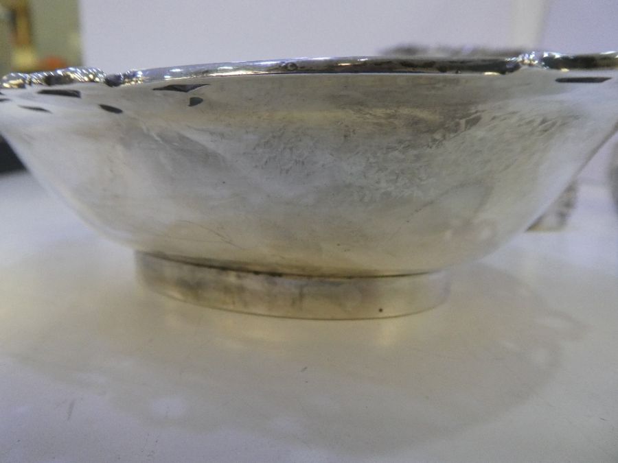 A novel Edwardian silver bon bon dish by William Hutton and Sons Ltd, with pierced floral rim, Sheff - Image 6 of 7