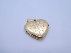 18ct yellow gold heart shaped locket, the front engraved floral decoration 2.5cm, marked 750, approx