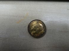 A 22ct Full sovereign, dated 1915, George V and George and the Dragon