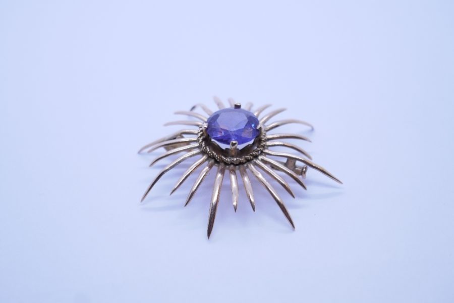 Vintage yellow gold brooch of Starburst form with large central round cut amethyst, with twisted fra - Bild 2 aus 2