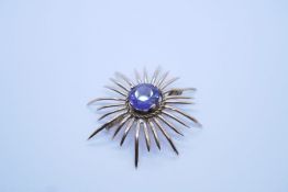 Vintage yellow gold brooch of Starburst form with large central round cut amethyst, with twisted fra