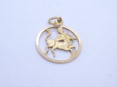 18ct yellow gold Egyptian medallion depicting a centaur, Egyptian marks, 2.5cm, 3.5g approx