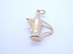 18ct yellow gold pendant in the form of an Egyptian lidded coffee pot, marked 750, 3cm length, marke