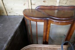 Sundry lot of furniture incl. bistro set and glass display cabinet