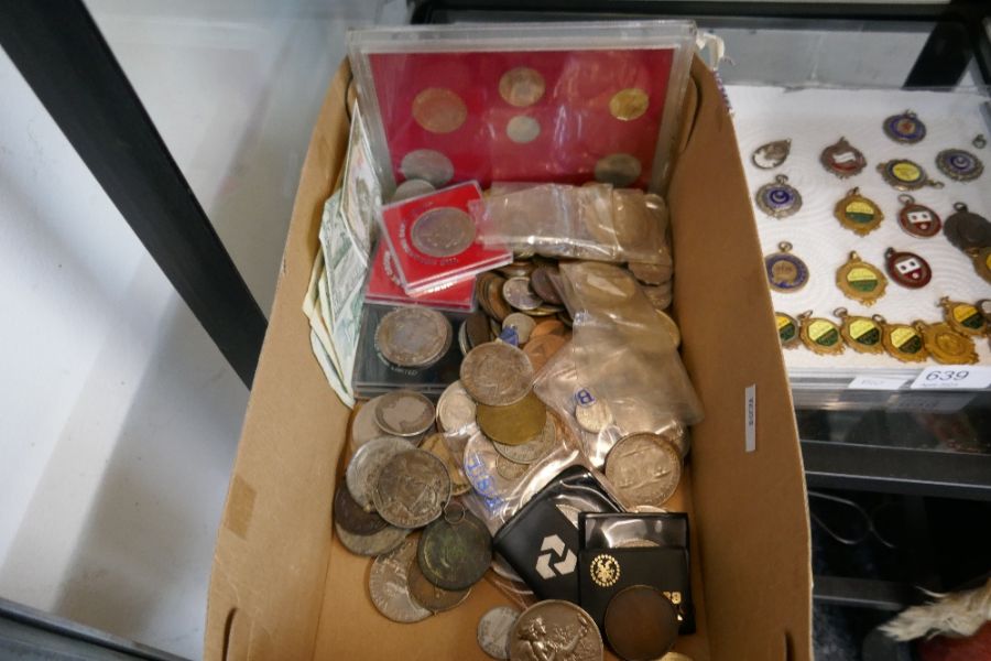 A quantity of mixed coins GB and Worldwide to include 19th Century, U.S. dollars, sundry notes and m - Image 4 of 4