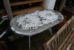 Oval outdoor table made in cast aluminium