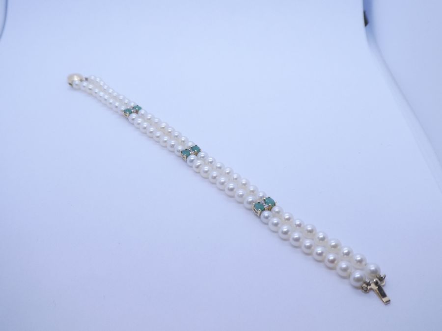 20th Century 14ct yellow gold clasp bracelet comprising two row cultured pearls, with 3 links set di - Image 6 of 8